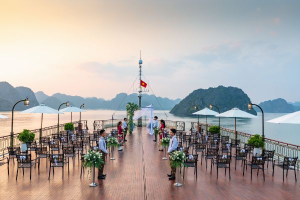 Luxury Cruise Weddings - Lan Ha Bay