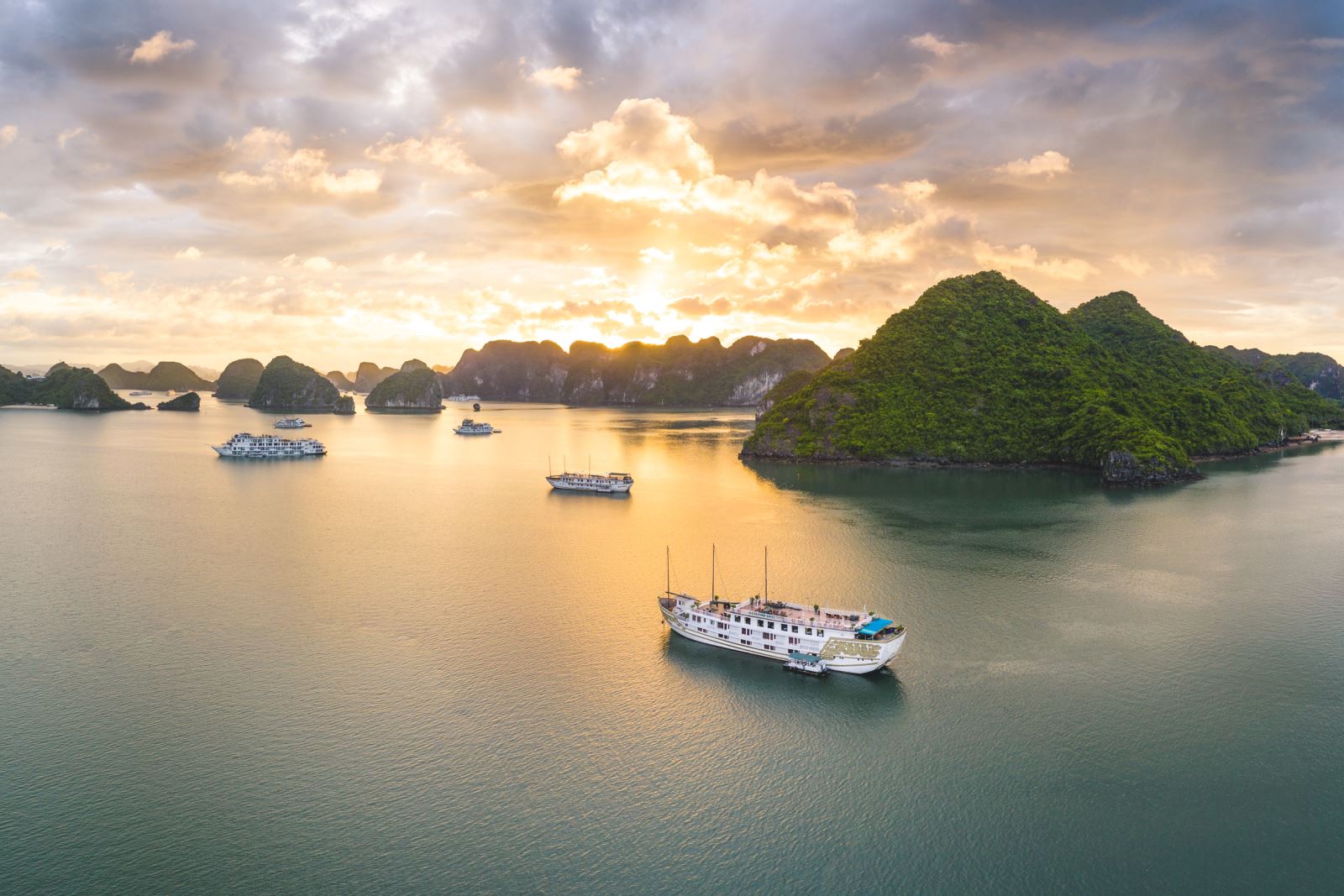 5 Reasons Why Halong Bay Should Be On Your Bucket List